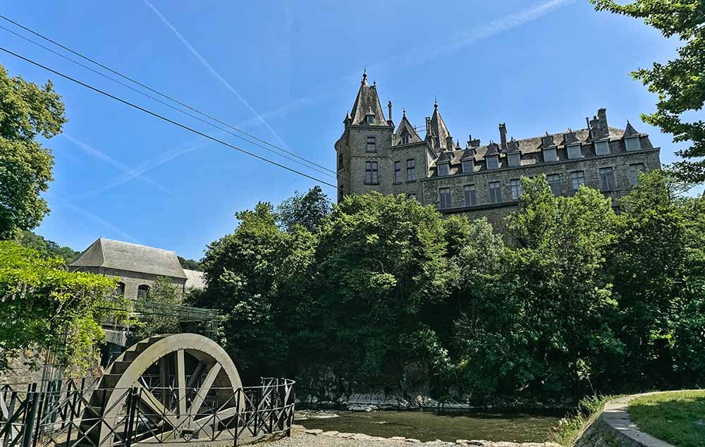 view-castle-durbuy-from-river